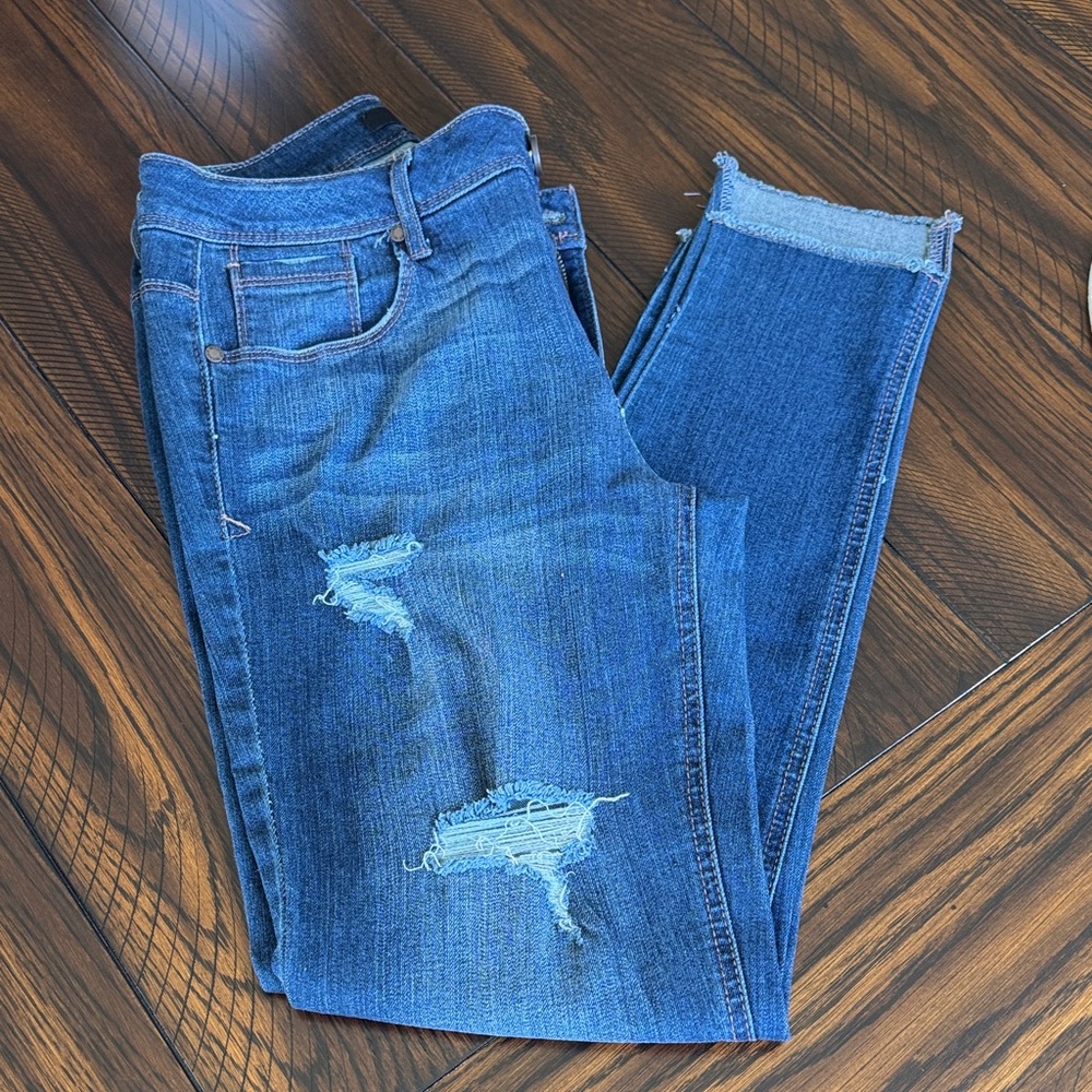 1822 Denim Blue Distressed Ankle Jeans